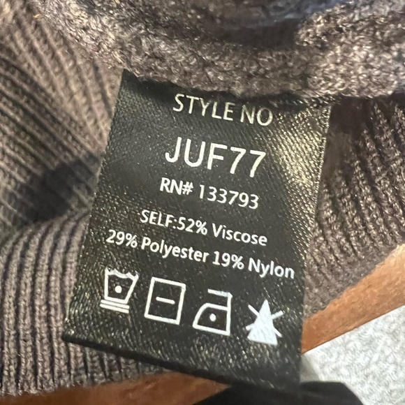 Adorable Sweater 🥰 - Picture 3 of 3